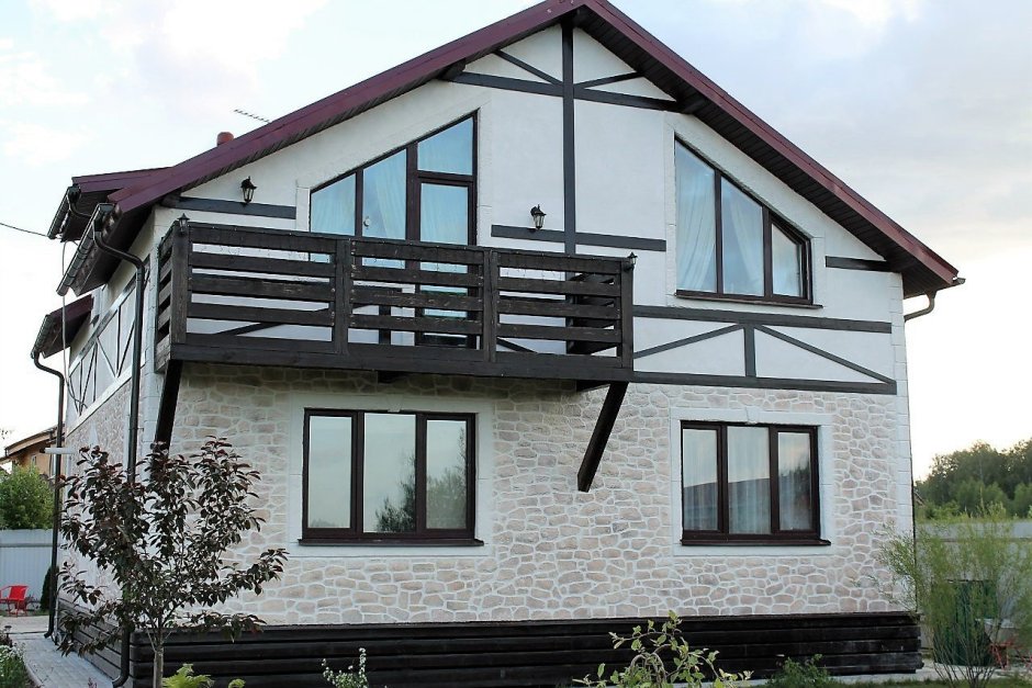 Фасады домов с балконом