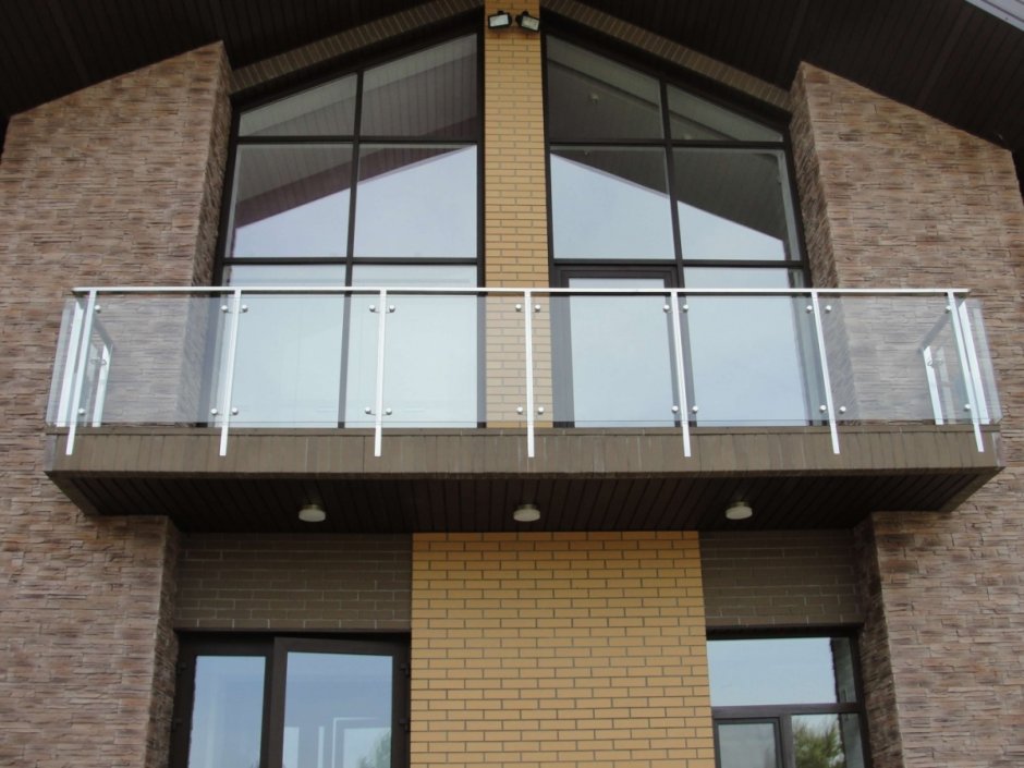 Стеклянное ограждение балкона