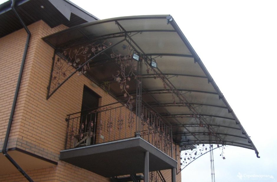 Козырьки и навесы над балконом