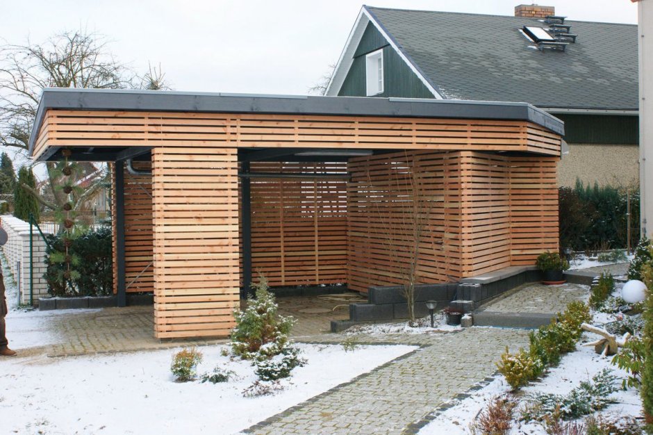 Деревянный сарай с навесом