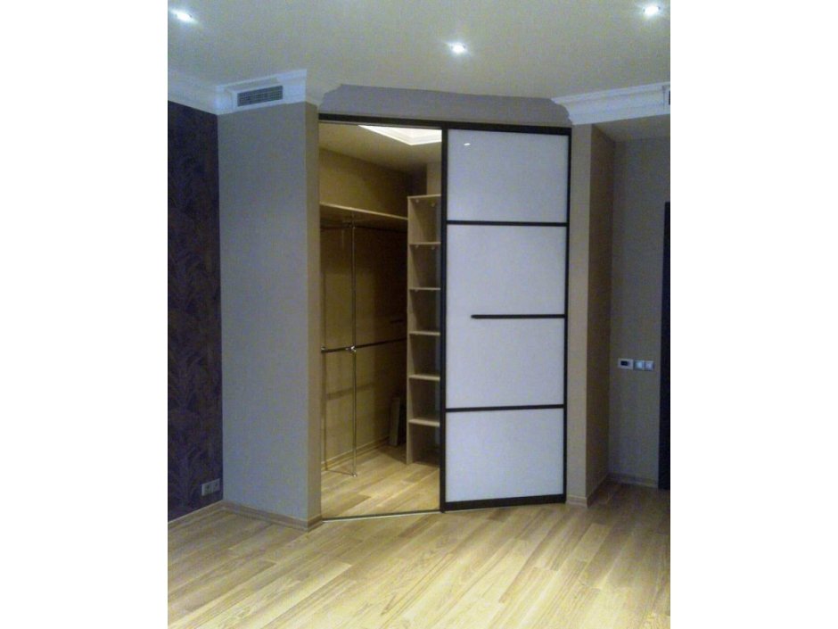 Угловая гардеробная в комнате