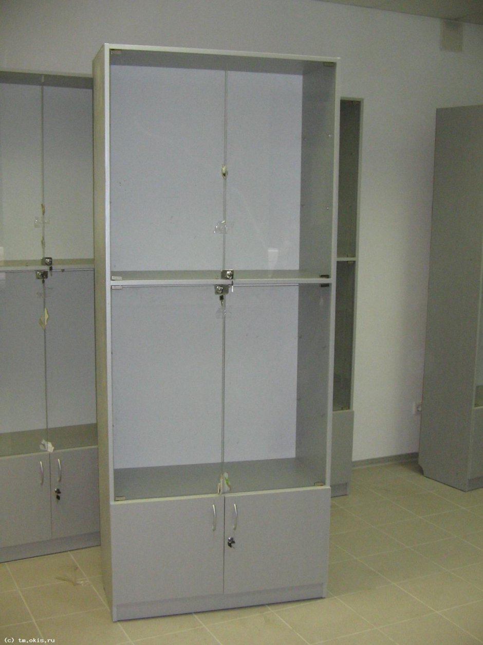 Стеклянная витрина с дверями