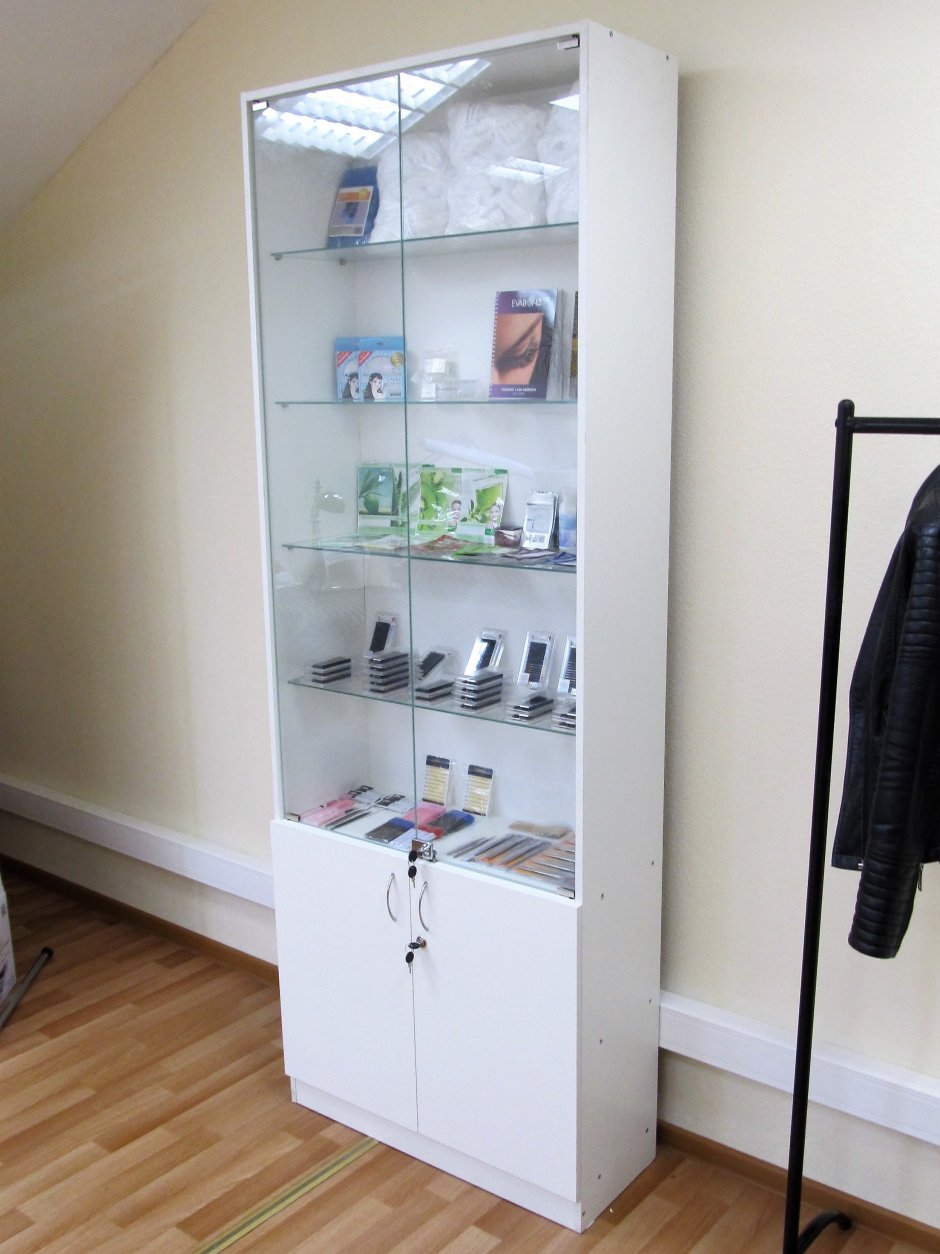 Шкаф со стеклянными полками