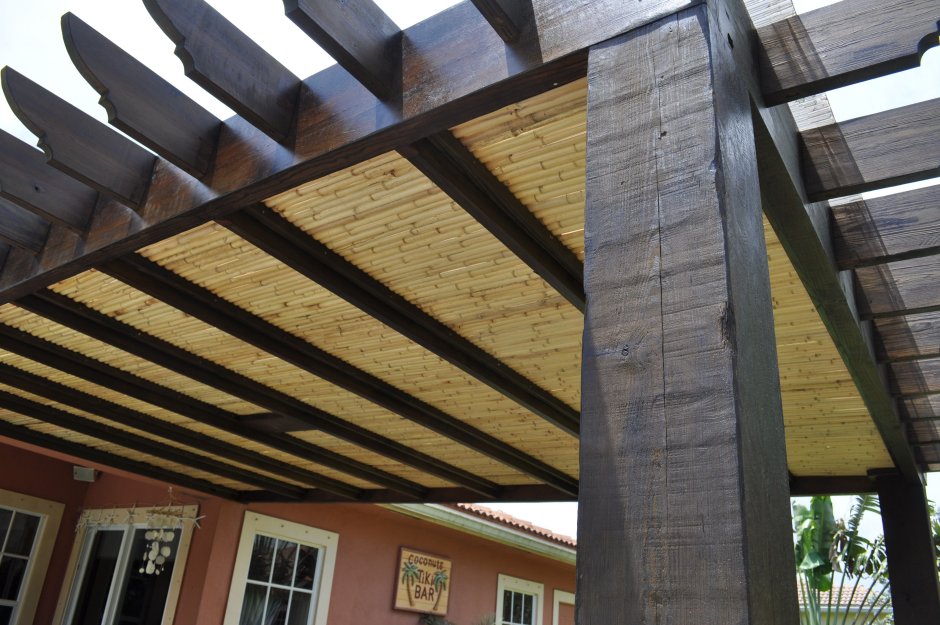 Навес с деревянными балками