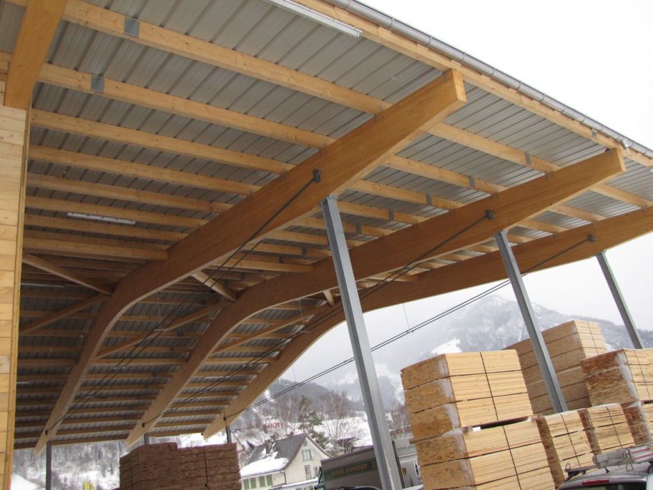 Навес с деревянными стропилами