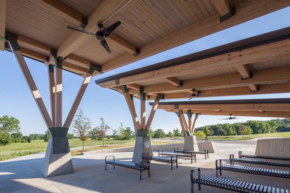 Навес из деревянных балок