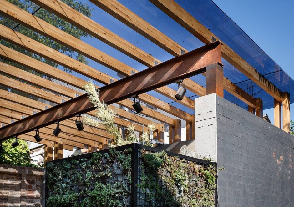 Навес с деревянными стропилами