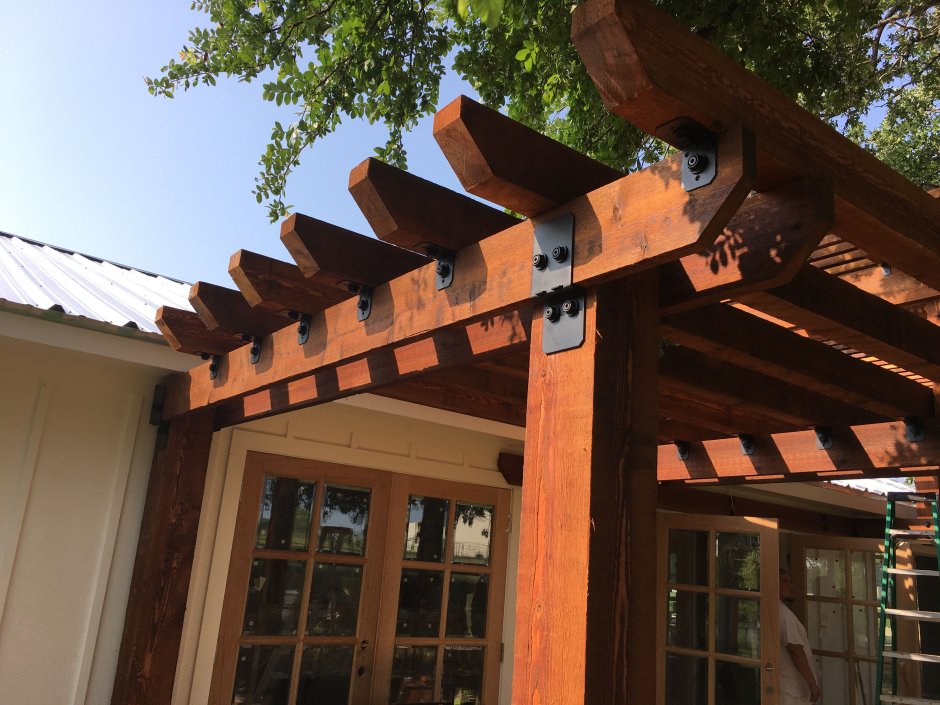 Крыша из балок на террасе