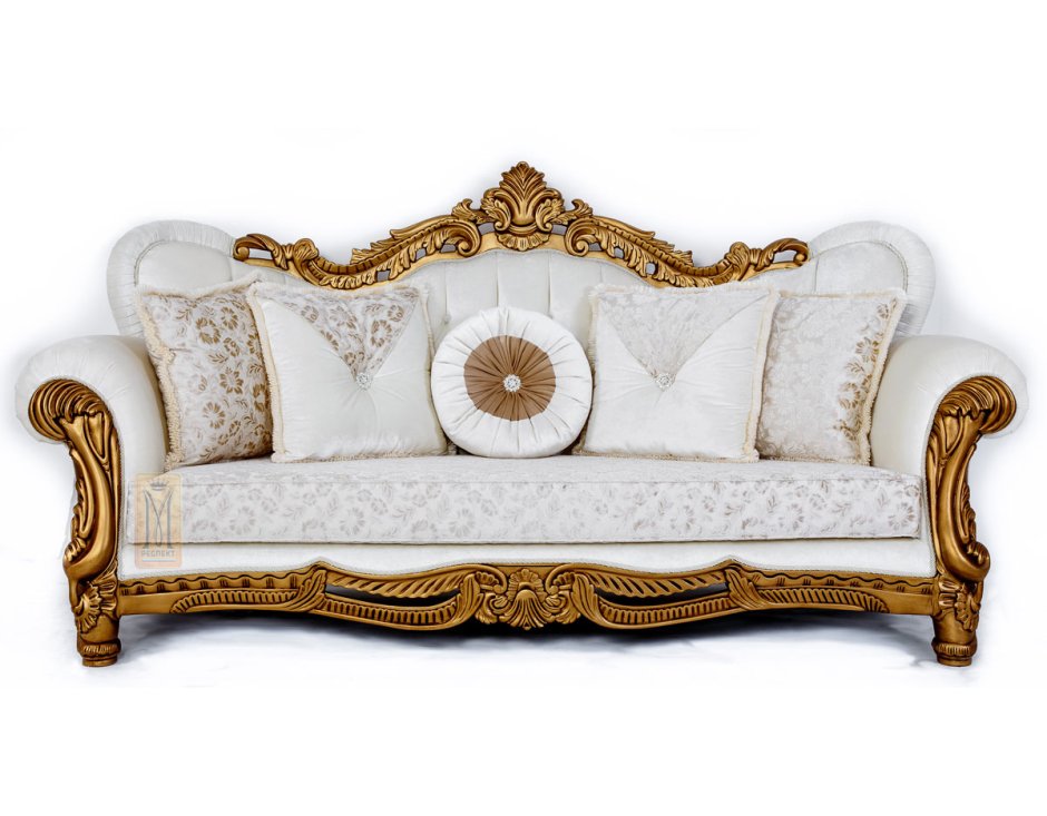 Диван с резной спинкой