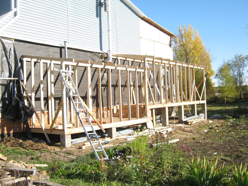 Пристройка к каркасному дому на винтовых сваях