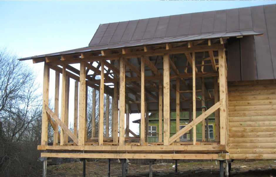 Пристрой на сваях к деревянному дому