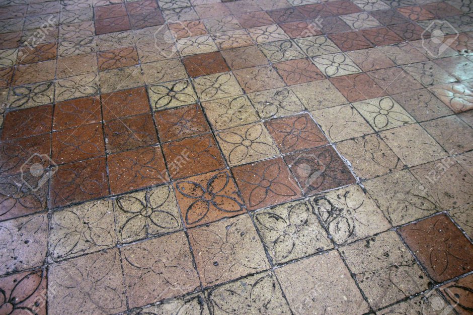 Старая плитка на полу