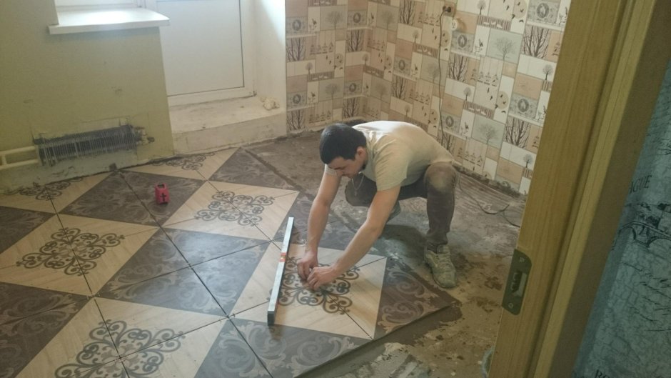 Укладка плитки на пол в квартире