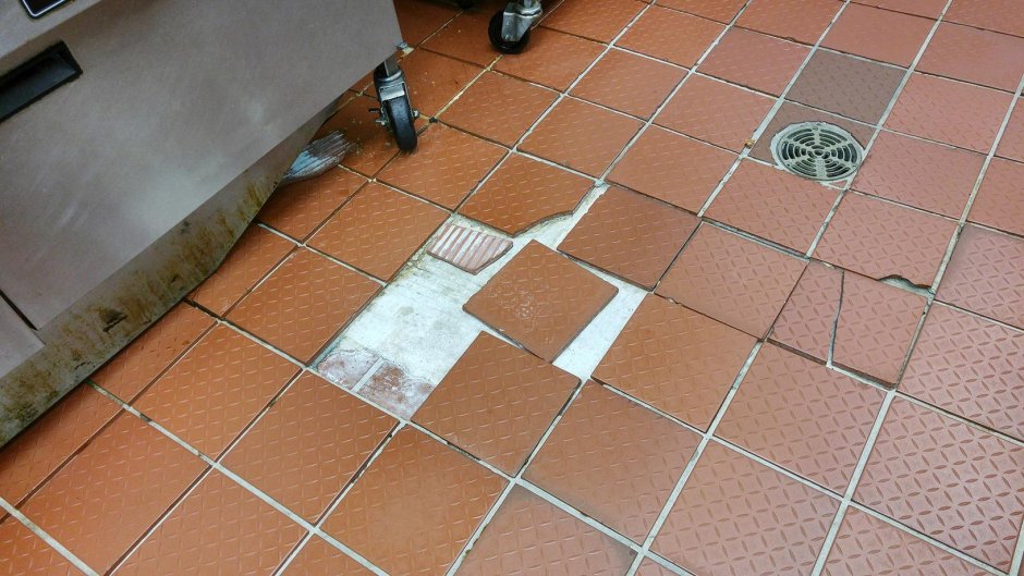 Старая плитка на полу