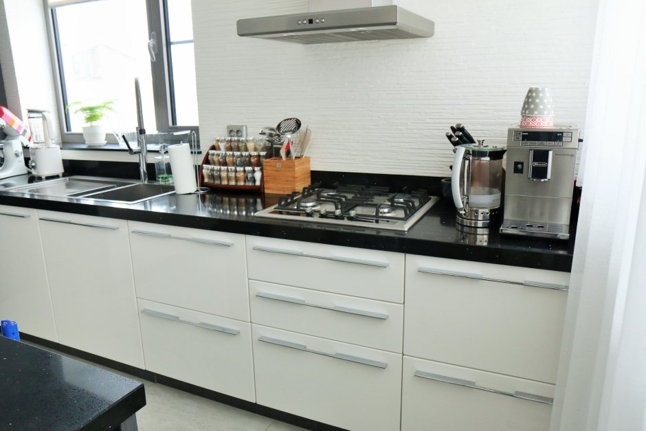 Белая варочная панель на черной столешнице