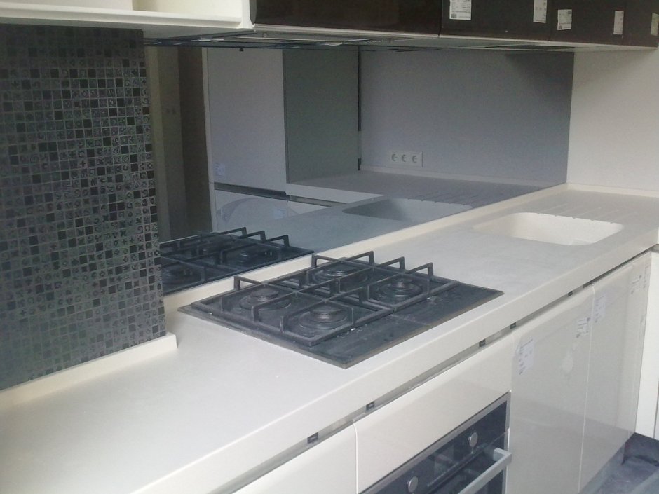 Белая варочная панель на белой столешнице