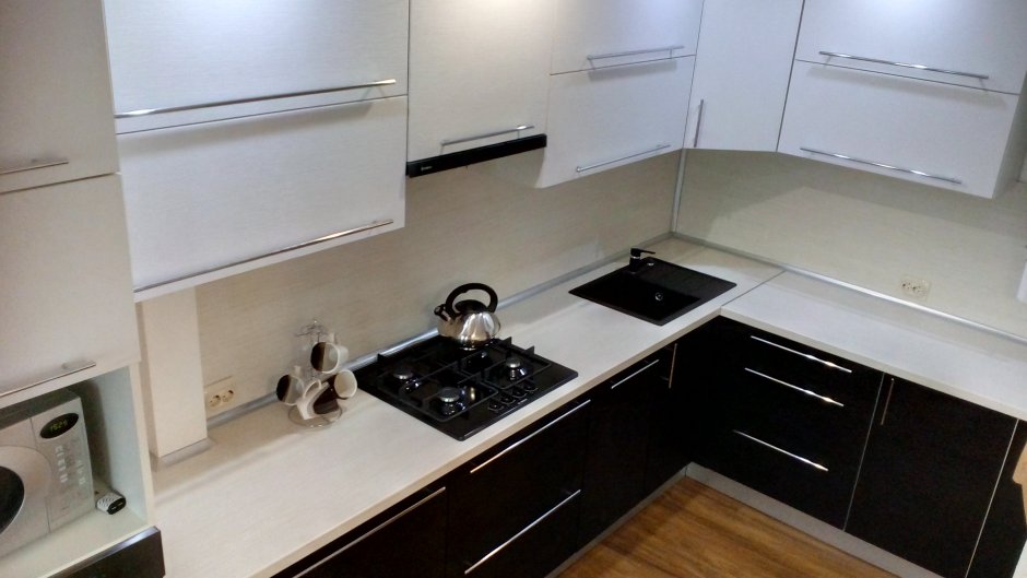 Кухня черный низ белый верх