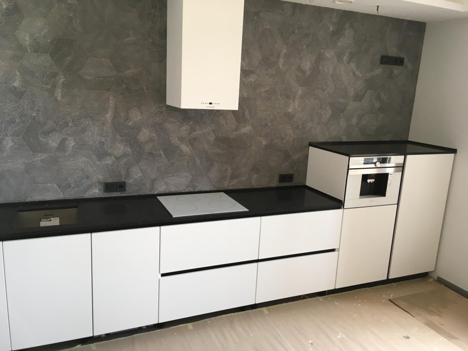 Белая плита на черной столешнице