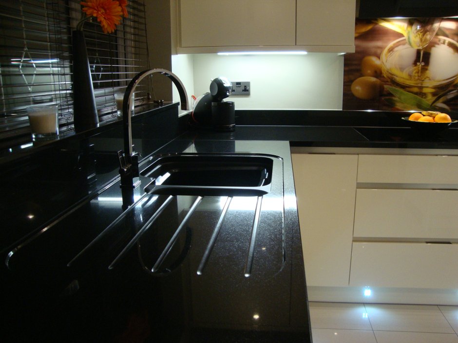 Кухня из черного гранита