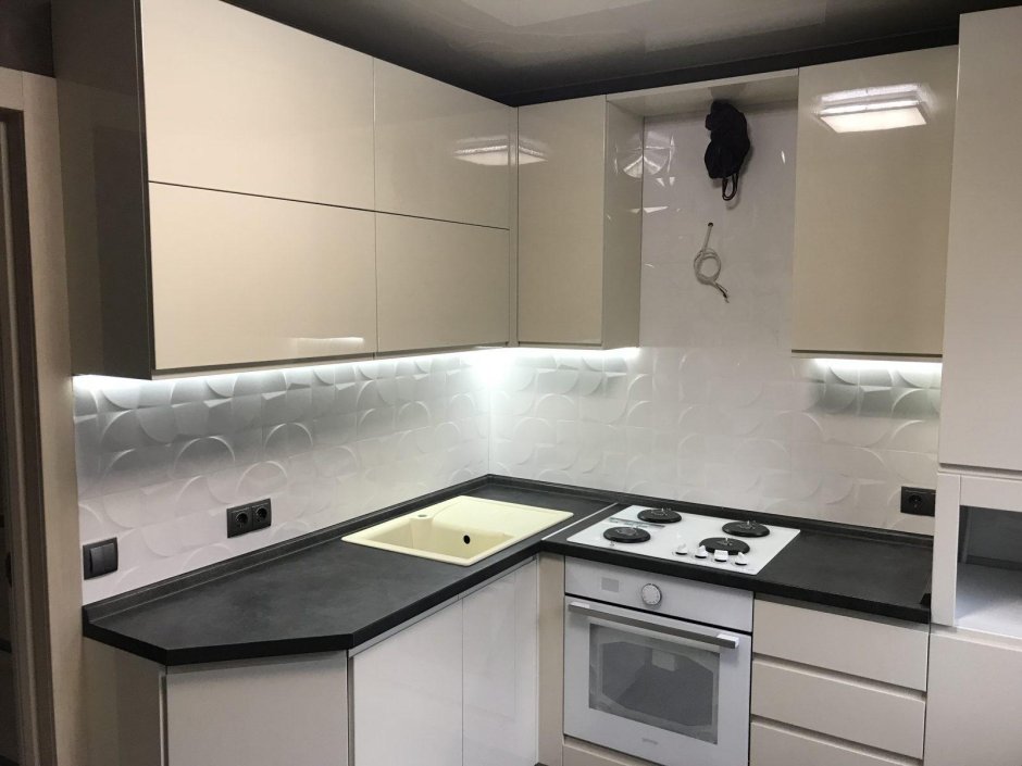 Бежевая кухня с черной столешницей и фартуком