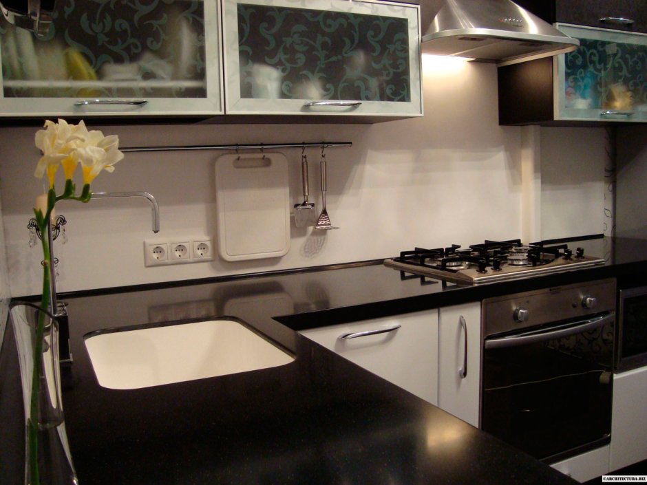 Угловая кухня с каменной столешницей