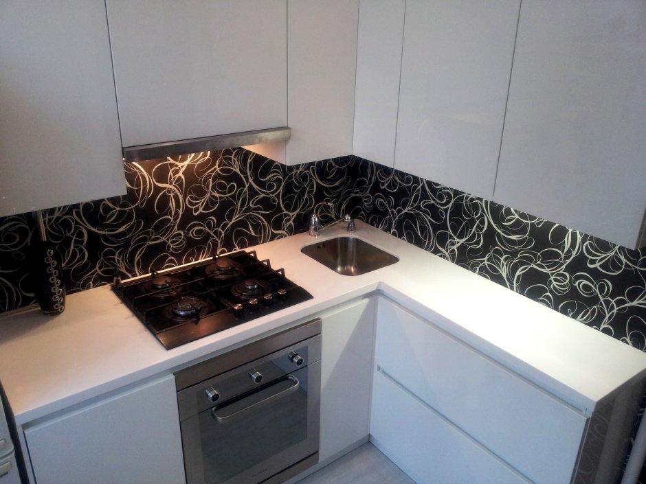 Черная варочная панель на белой кухне