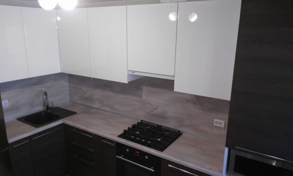 Черная варочная панель на светлой столешнице