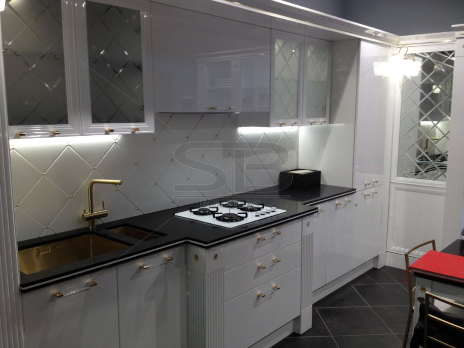 Белая варочная панель на черной столешнице