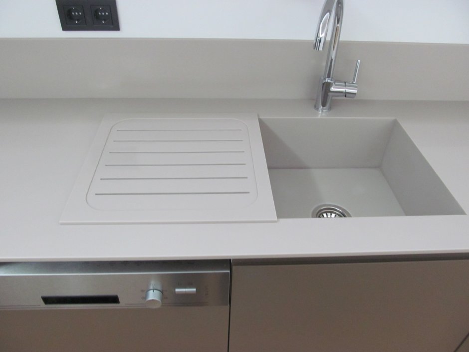 Белая мойка на белой столешнице