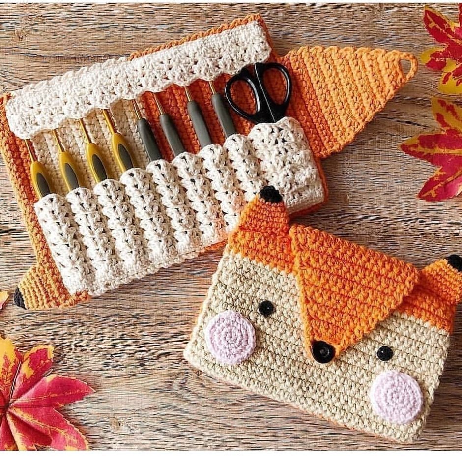 Вязаный органайзер на стену