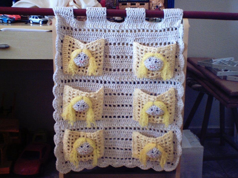 Вязаный органайзер на стену