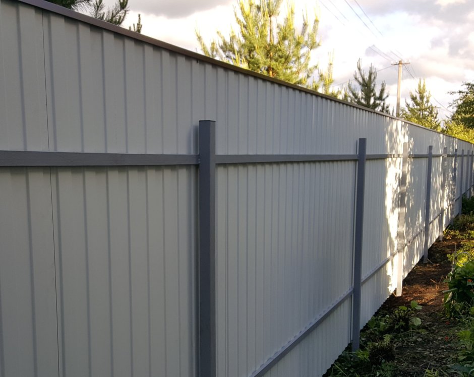 П-образная планка для забора из профнастила снизу листа