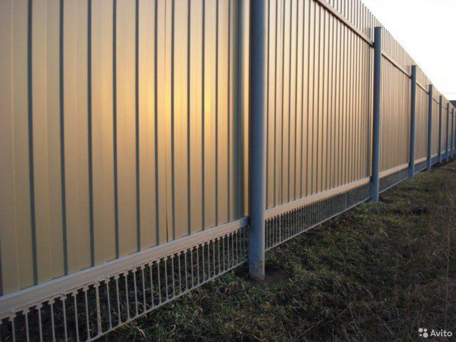 Заборы из профнастила с просечкой снизу