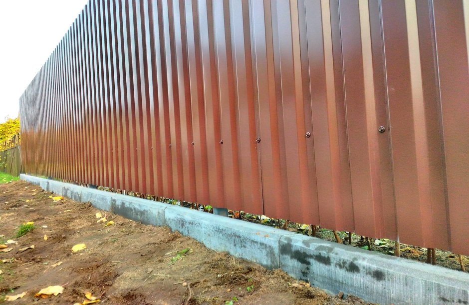 Бордюр снизу забор из металлопрофиля