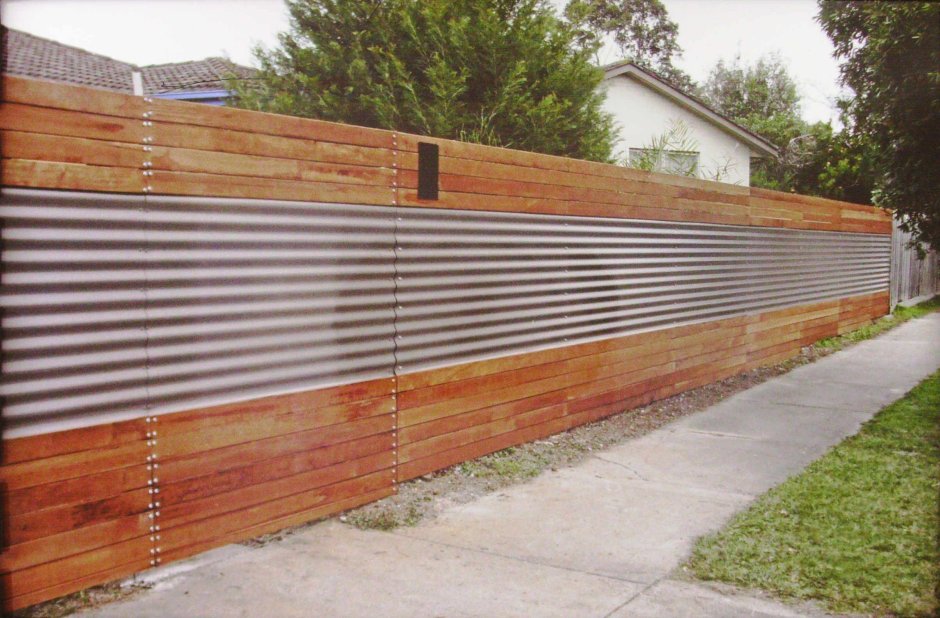 Комбинированный забор из дерева