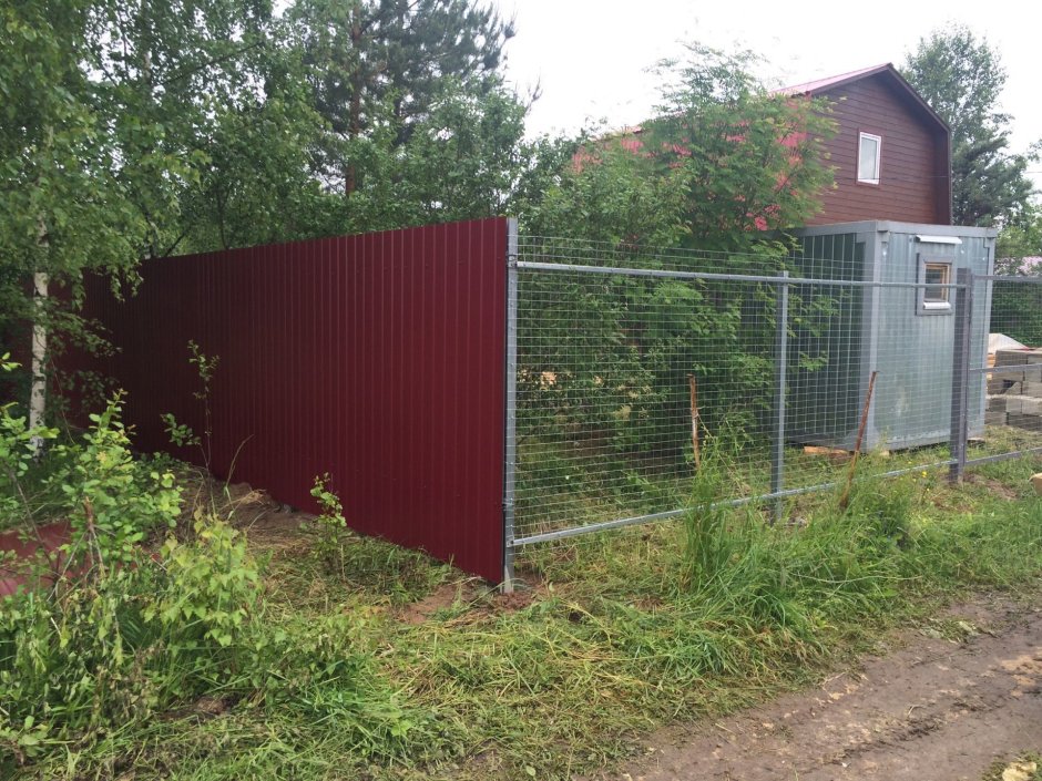 Забор из профнастила и сетки рабицы