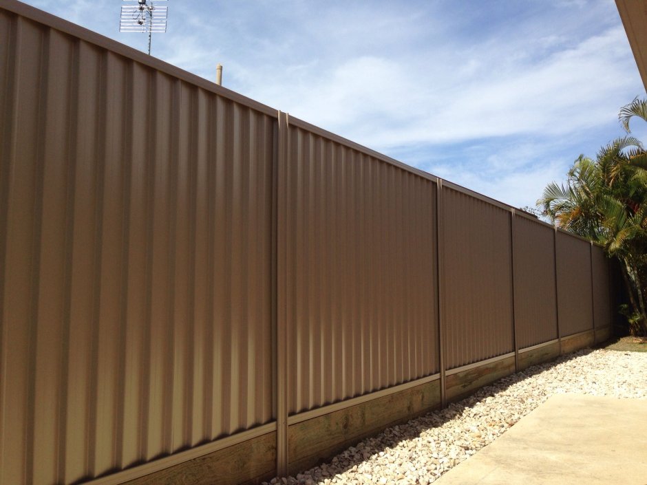 Современные заборы из профнастила
