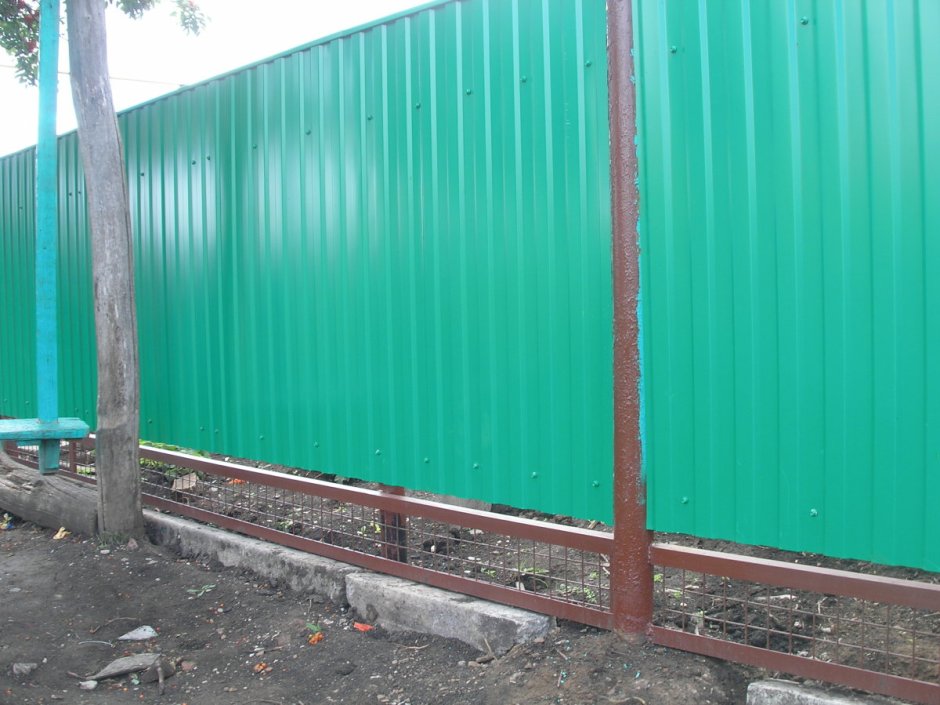 Забор из профлиста и сетки снизу