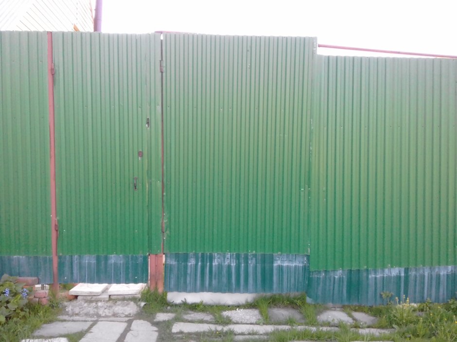 Забор из профлиста щель