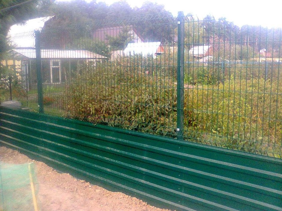 Забор из профлиста и сетки снизу