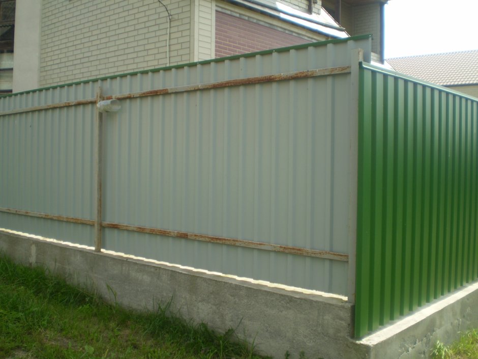 Забор из профнастила с внутренней стороны