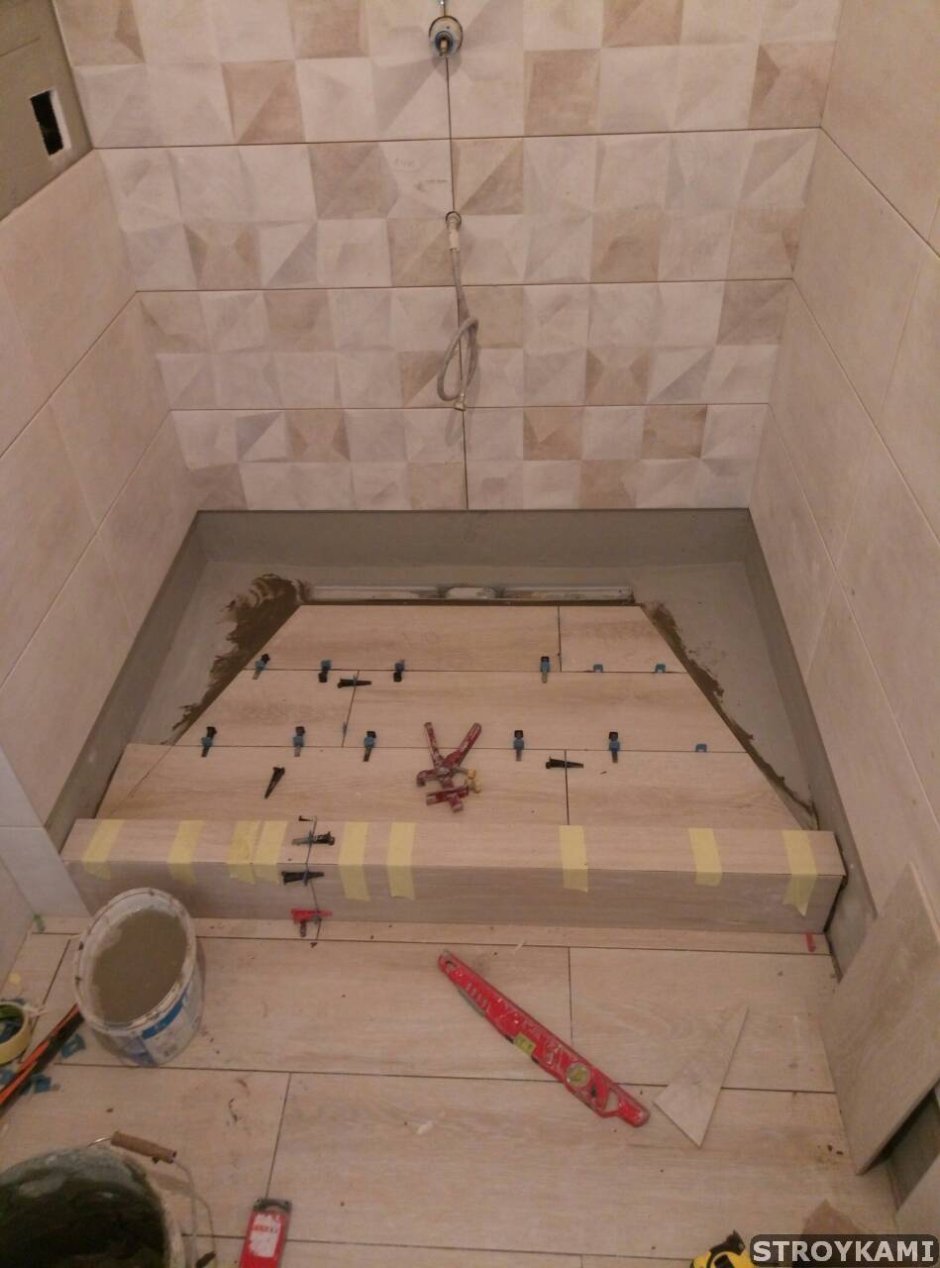 Разуклонка плитки 20 на 60 в душевой