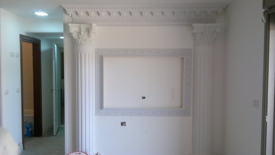 Лепнина под телевизор на стену