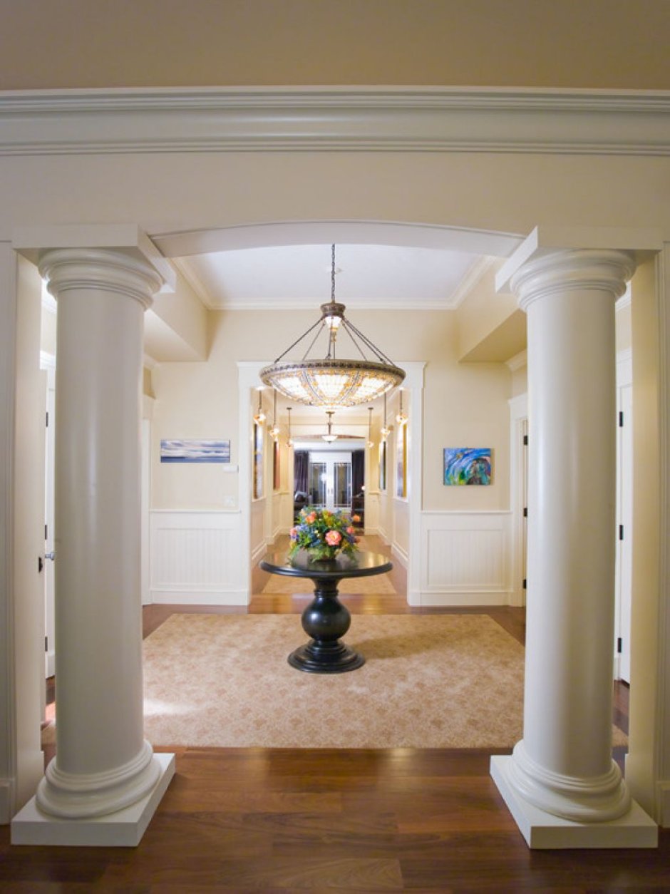 Квадратные колонны в интерьере