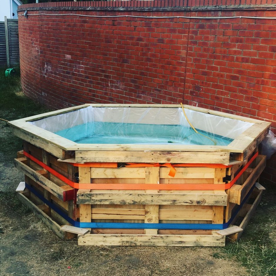Бассейн из поддонов