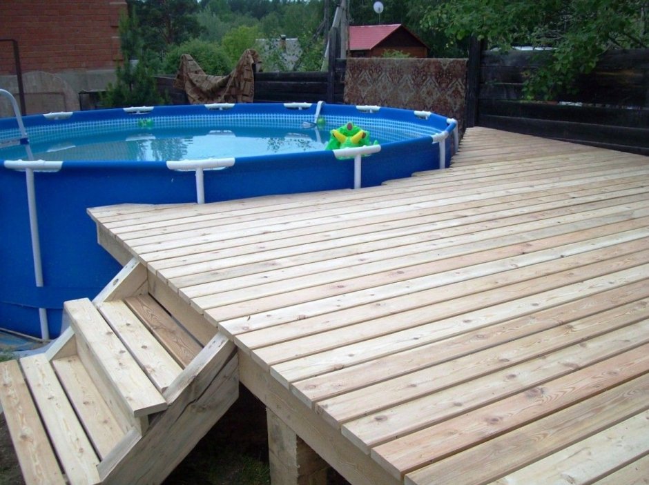 Бассейн с деревянным настилом