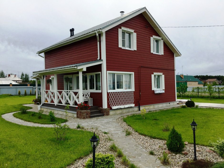 Красный Кедрал на фасаде