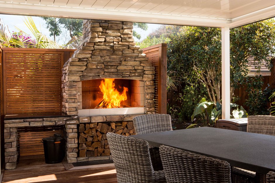 Летняя беседка с камином