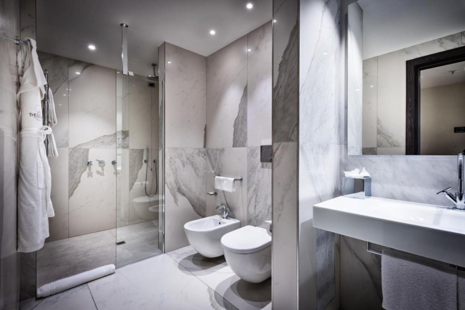 Ванная с туалетом в белом мраморе