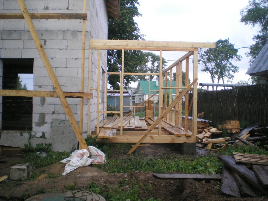 Деревянная терраса к дому из газобетона